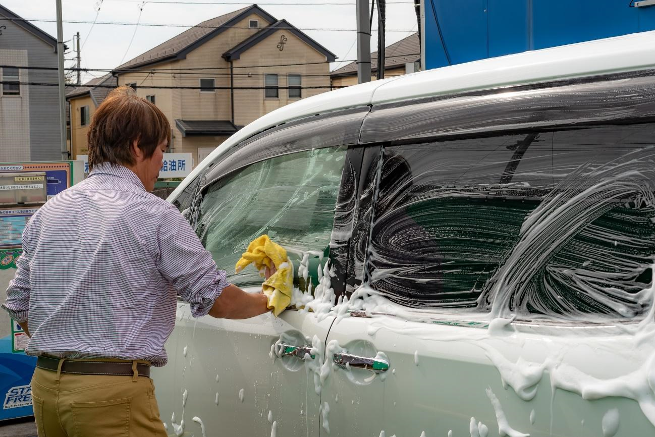 艶出しした白い車に乗ろう 艶出し方法やピカピカの状態を維持するコツ ボディコーティングコラム コラム イエローハット