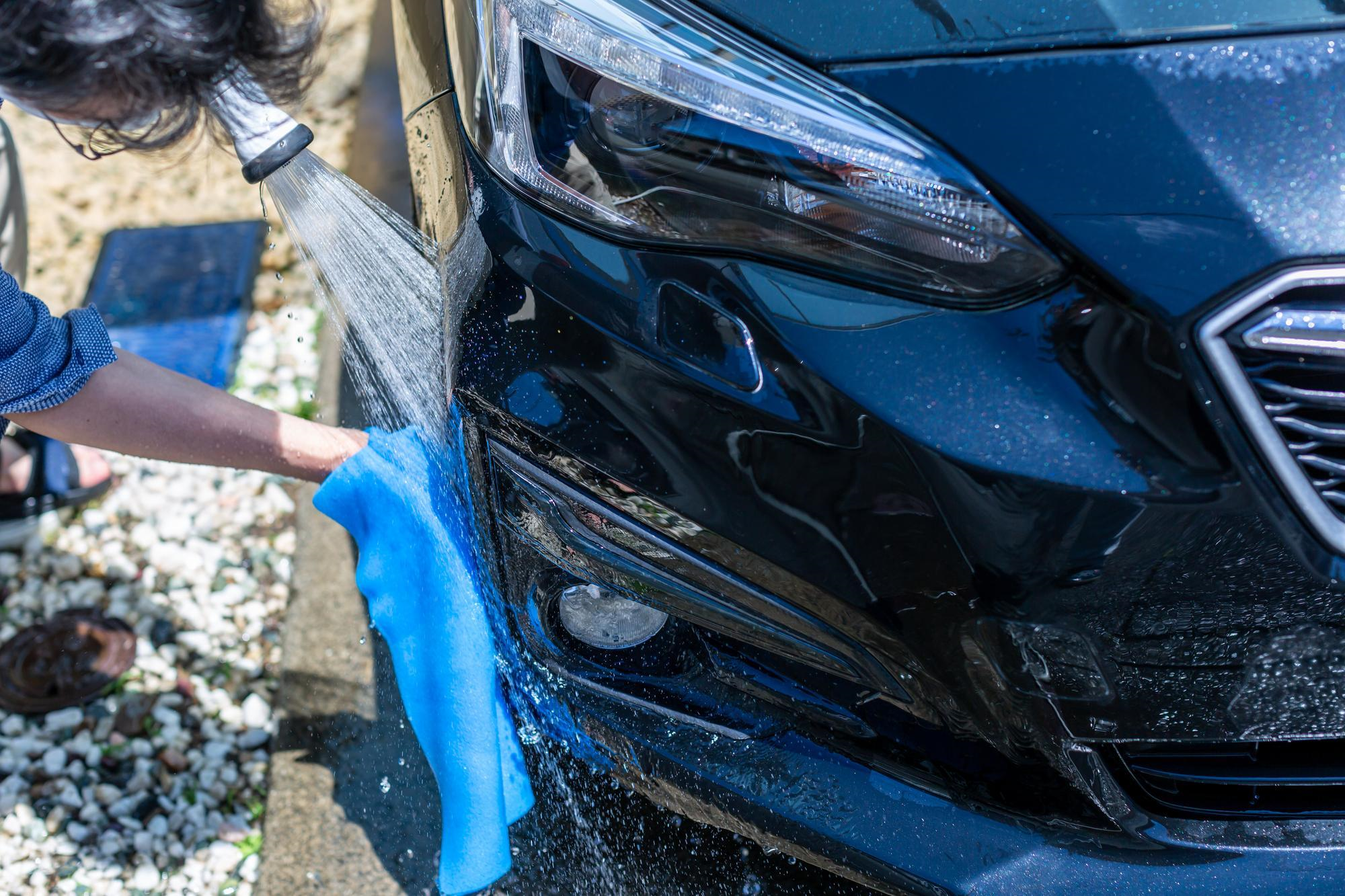 黒い車は雨汚れが目立つ 対策や洗車時の注意なども解説 ボディコーティングコラム コラム イエローハット