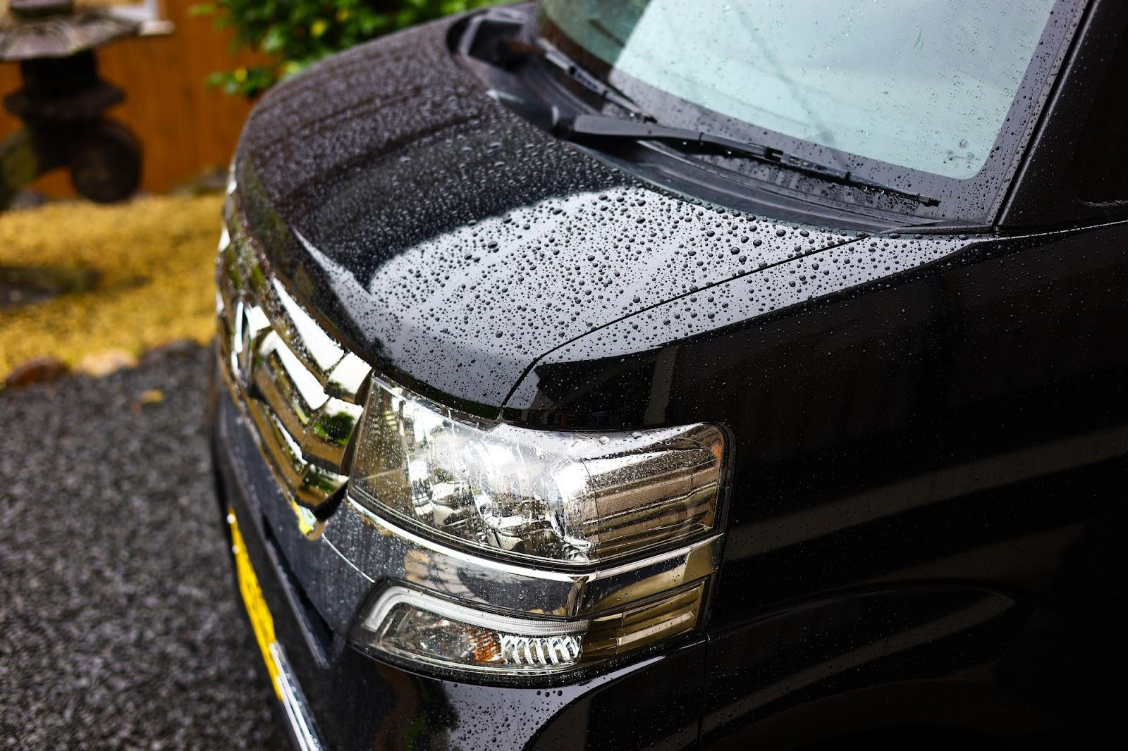 黒い車は雨汚れが目立つ 対策や洗車時の注意なども解説 ボディコーティングコラム コラム イエローハット