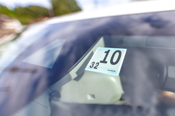車検シールは大切なもの 貼り方や貼らない場合の罰則を把握しておこう 車検コラム コラム イエローハット