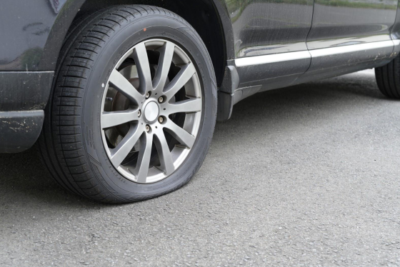 車のタイヤがパンクしたらどうしたら良い 対処法 要因や避けるべき行動 タイヤ交換コラム コラム イエローハット