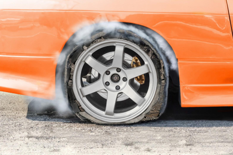 車のタイヤがパンクしたらどうしたら良い 対処法 要因や避けるべき行動 タイヤ交換コラム コラム イエローハット