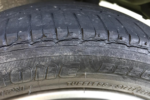 タイヤのひび割れを引き起こす要因は 危険性や状態別の対処法を確認しよう タイヤ交換コラム コラム イエローハット