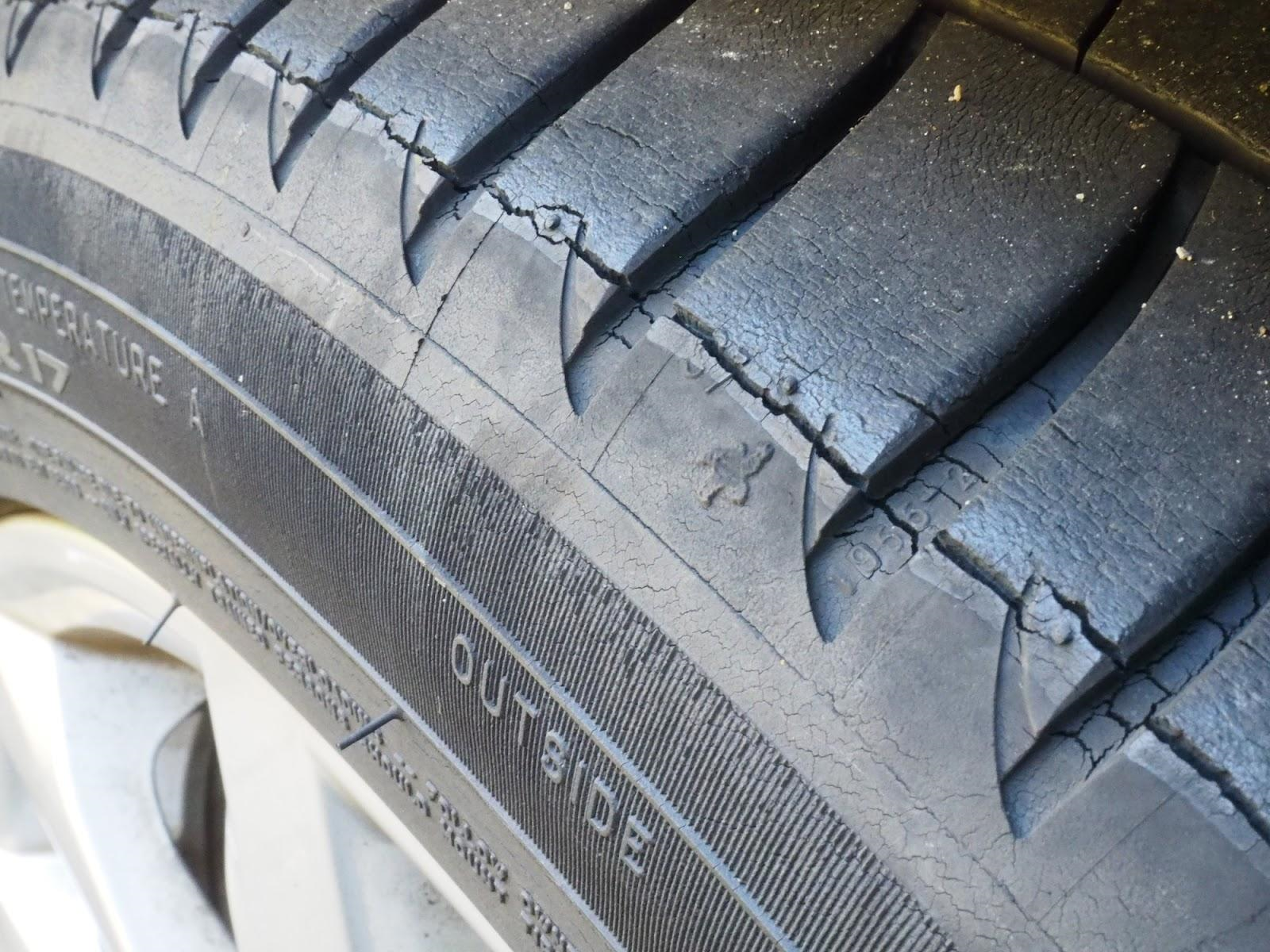 タイヤのひび割れはバーストのリスク有り 原因や防止策 タイヤ交換目安とは タイヤ交換コラム コラム イエローハット
