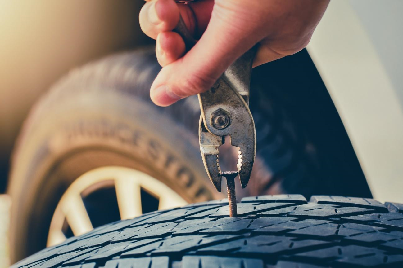 車のタイヤに釘が刺さった時の対処法3つ Ng行為と修理費用の目安 タイヤ交換コラム コラム イエローハット
