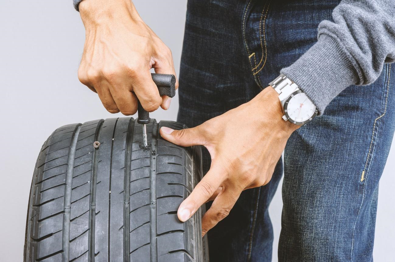 車のタイヤに釘が刺さった時の対処法3つ Ng行為と修理費用の目安 タイヤ交換コラム コラム イエローハット